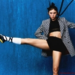 吴艳妮因“车模照”曝光再陷舆论风波，登热搜引热议