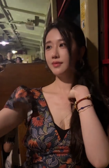 轩子巨2兔做客户外主播直播间，称自己虽不谈恋爱，但生理方面的知识理论为100%实操为0！网友：不愧是老师！