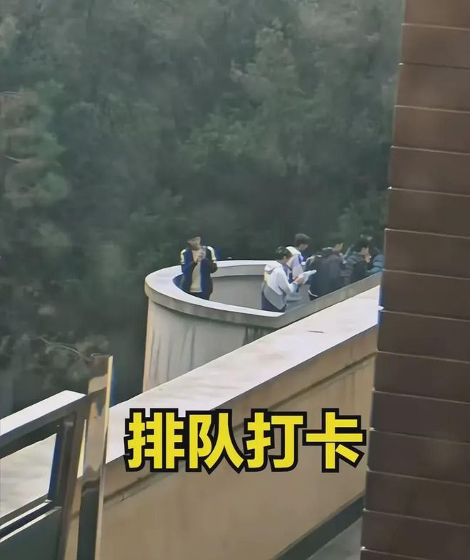 兰州交大情侣楼梯亲密不雅行为，网络舆论持续发酵