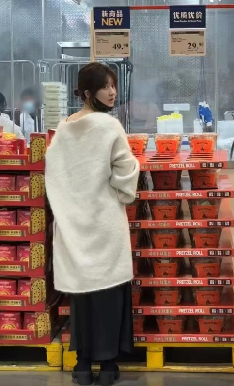 赵露思超市购物，25岁依旧光彩照人
