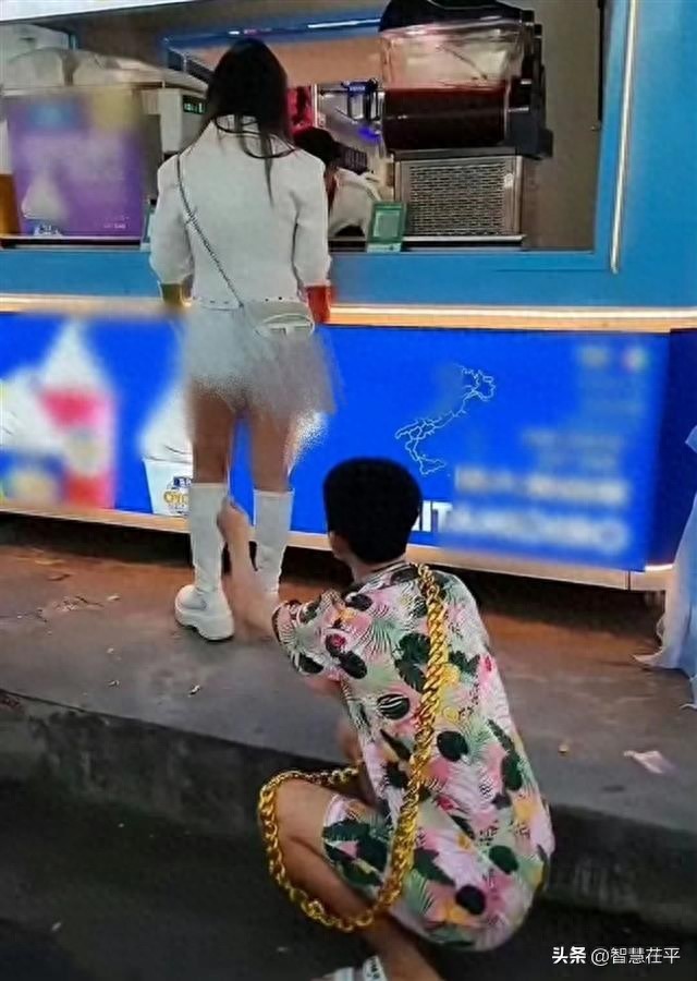 网红直播乱象再升级，竹签捅女游客臀部只为引流